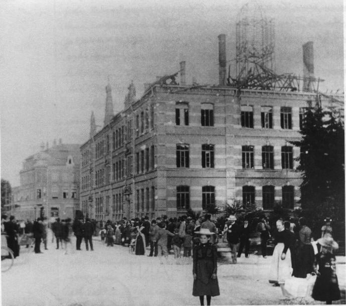 Die heutige Uhland-Realschule, um 1900 eine Knabenschule