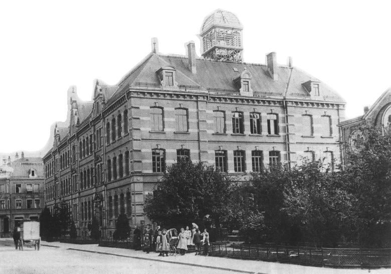 Die heutige Uhland-Realschule, damals um 1920